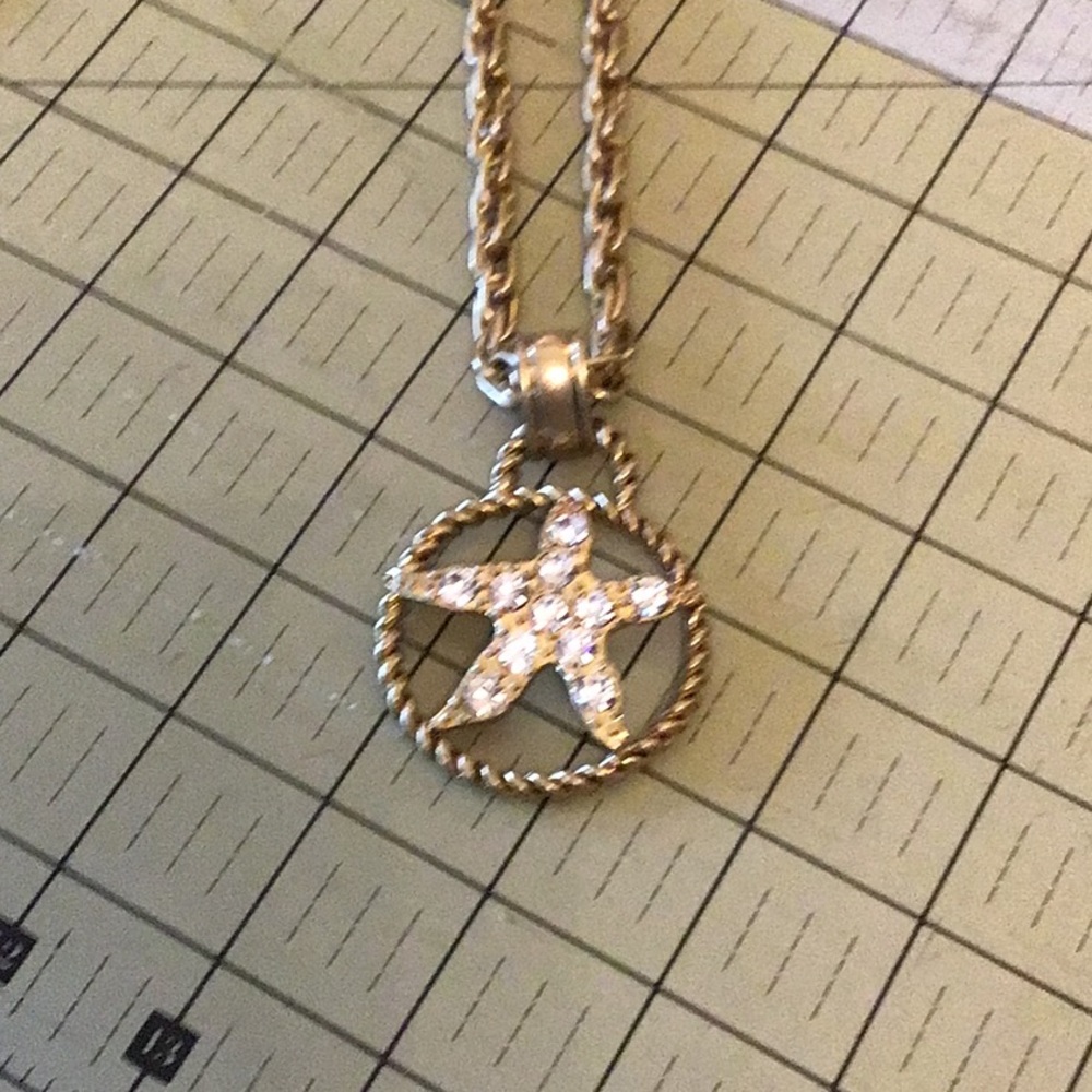 NWOT CAbi Starfish Medallion Necklace